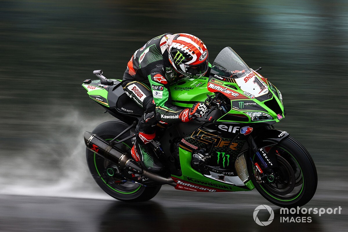 SBK, Magny-Cours, Gara 1: Rea domina sotto l’acqua, titolo vicino