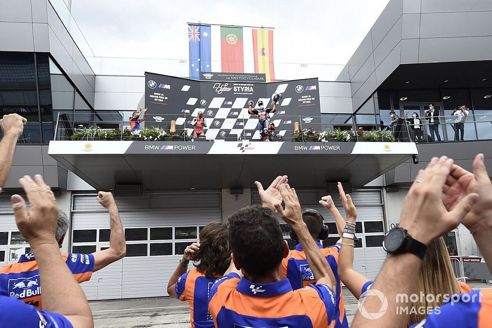 La celebración del podio con miembros del Red Bull KTM Tech 3 team 