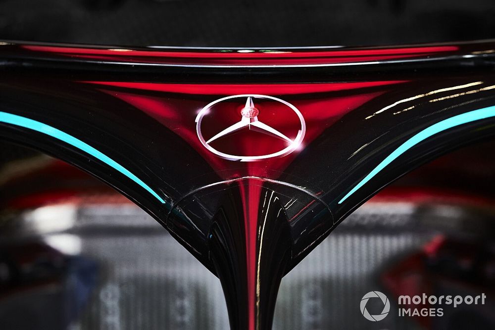 Distintivo Mercedes sulla Mercedes F1 W11 Halo