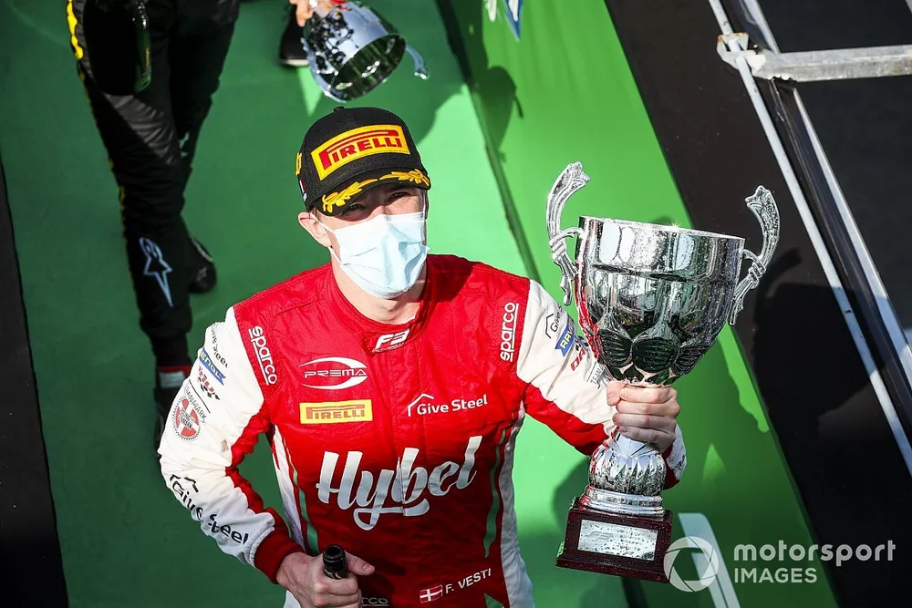 Frederik Vesti, Prema Racing f&ecirc;te sur le podium avec le Champagne et son troph&eacute;e