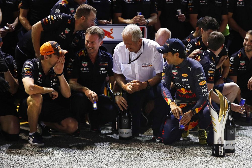 Max Verstappen, Red Bull Racing, Christian Horner, Team Principal, Red Bull Racing, Helmut Marko, Consultant, Red Bull Racing, Sergio Perez, Red Bull Racing, 1e positie, Adrian Newey, Chief Technology Officer, Red Bull Racing, het Red Bull team viert overwinning