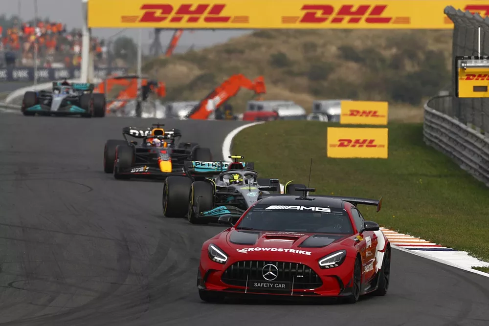 De safety car Lewis Hamilton, Mercedes W13, Max Verstappen, Red Bull Racing RB18, George Russell, Mercedes W13