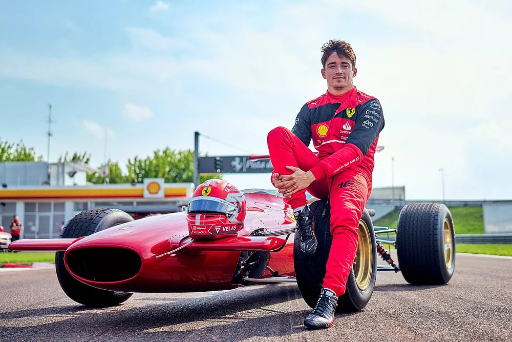 Charles Leclerc con la  Ferrari 312 del 1967 a Fiorano