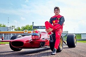 Фото дня: Леклер проехал на винтажной Ferrari