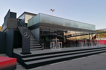 Los motorhomes de los equipos en la pretemporada