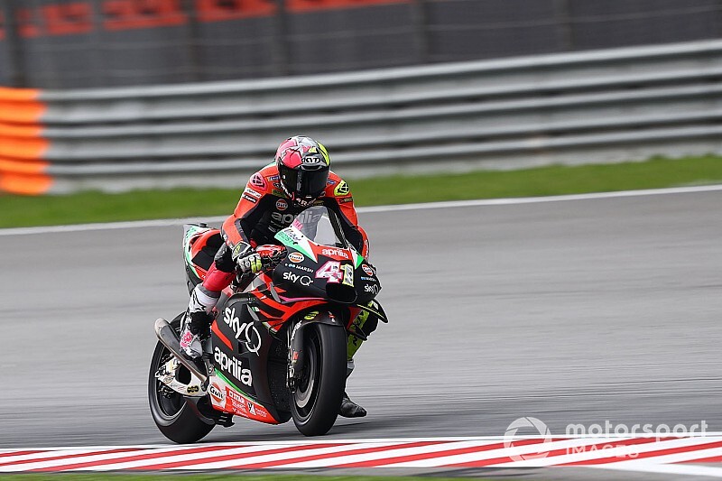 VÍDEO: Aleix Espargaró atropela fotógrafo nos boxes em Sepang