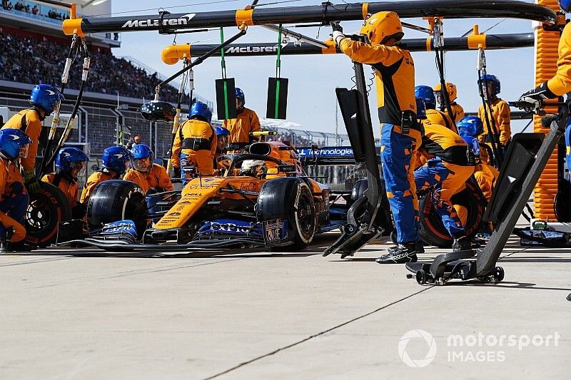 Lando Norris, McLaren MCL34, pit stop