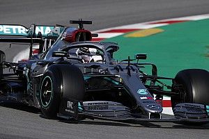 A tesztek alatt tovább nőttek Hamilton esélyei a bukik szerint