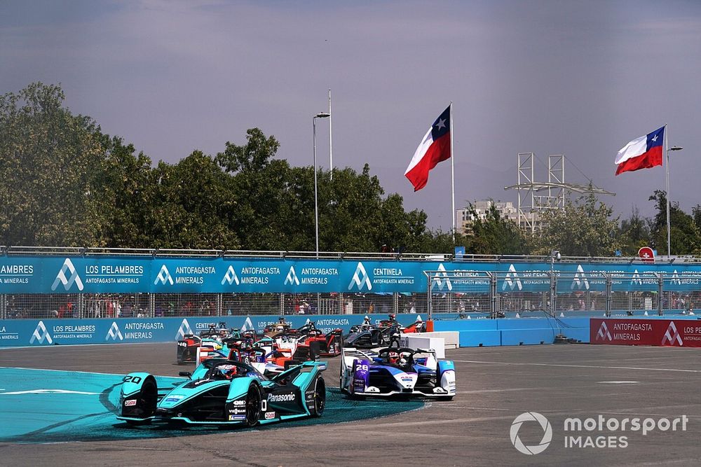 Mitch Evans, Jaguar Racing, Jaguar I-Type 4, Maximilian Günther, BMW I Andretti Motorsports, BMW iFE.20, at the start of the race