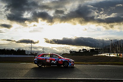 Michelisz vince di prepotenza Gara 2 e torna al comando del WTCR