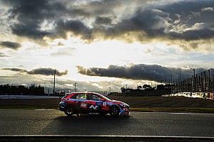 Course 2 : Michelisz bat Huff pour la victoire