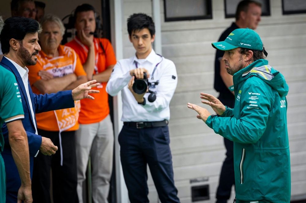 Fernando Alonso, Aston Martin F1 Team, gesticulates during qualifying