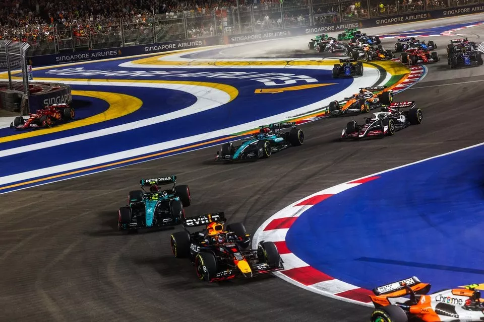 Max Verstappen, Red Bull Racing RB20, Lewis Hamilton, Mercedes F1 W15, George Russell, Mercedes F1 W15, Nico Hulkenberg, Haas VF-24, Oscar Piastri, McLaren MCL38, the remainder of the field at the start