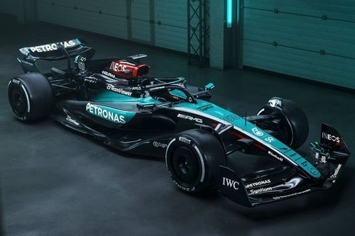 Mercedes homenajea a Petronas en su decoración en Singapur