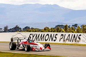 S5000 cuts first Symmons Plains laps