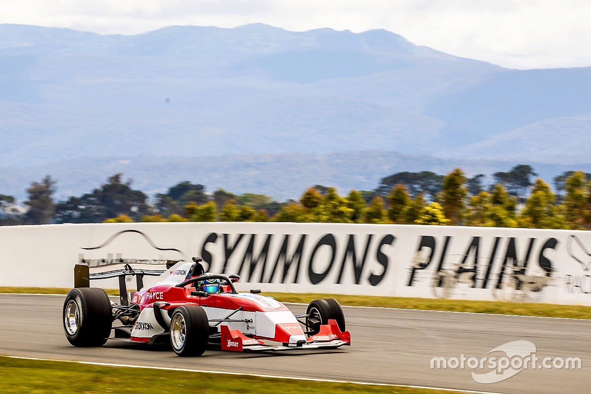 S5000 cuts first Symmons Plains laps