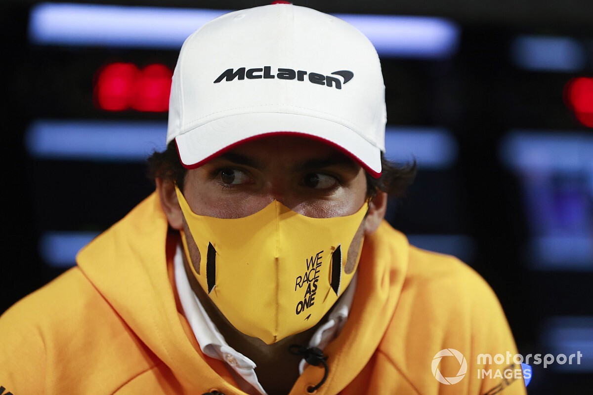 Sainz: Saya Tak Melihat Ada Persaingan dengan Leclerc