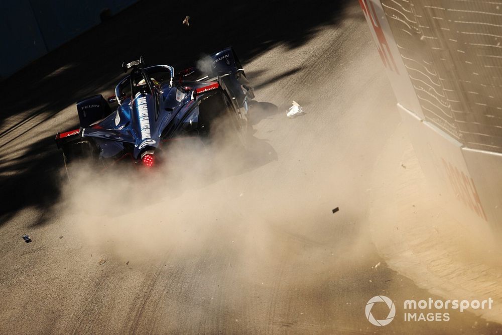 Robin Frijns, Envision Virgin Racing, Audi e-tron FE07, hits the wall