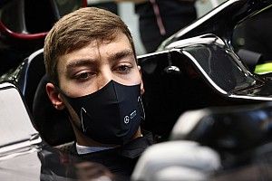 Russell még az időmérőn is rossz gombokat nyomott a Mercedes kormányán