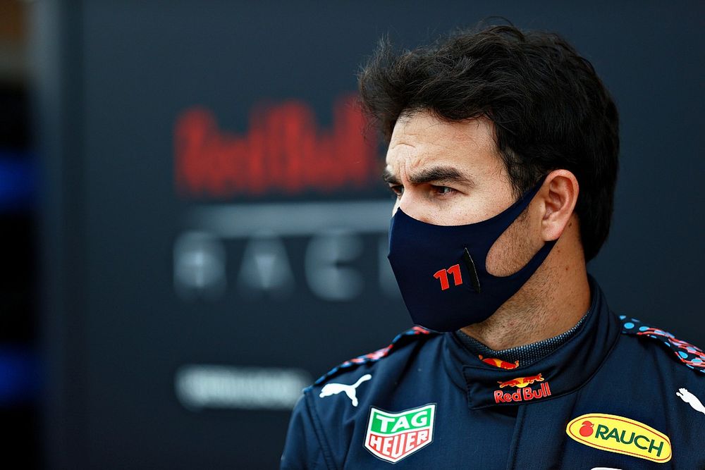Pérez aún debe ajustarse a un ambiente "muy diferente" en Red Bull