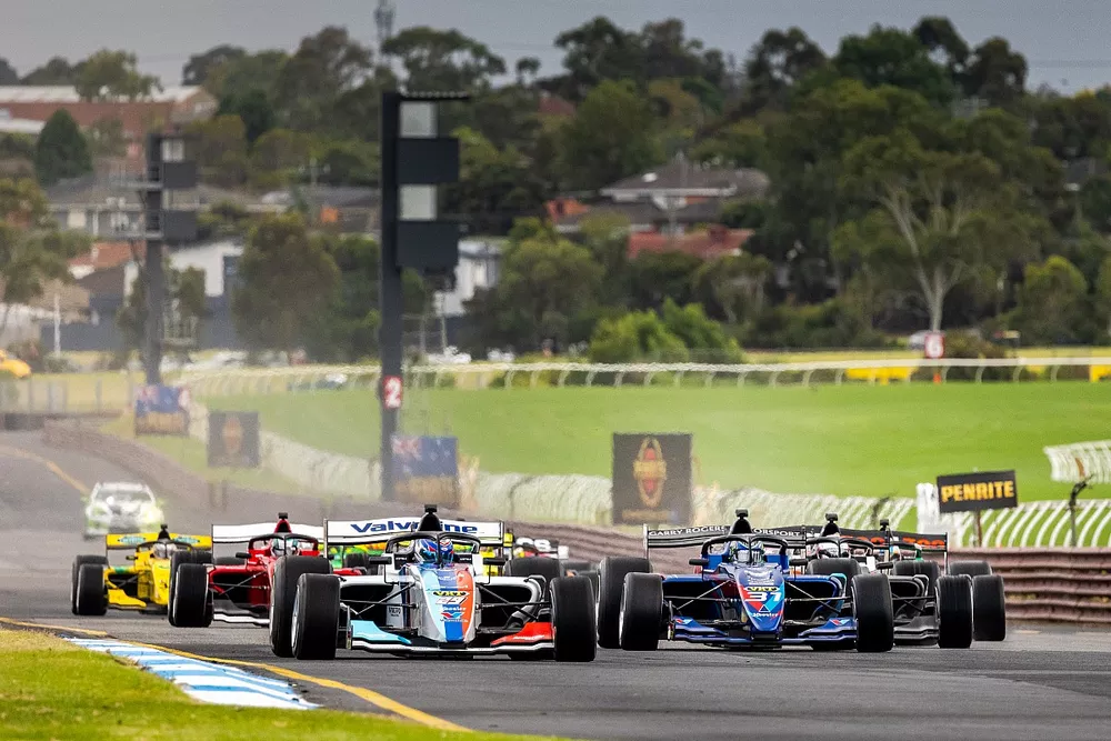 S5000 Race 1 start