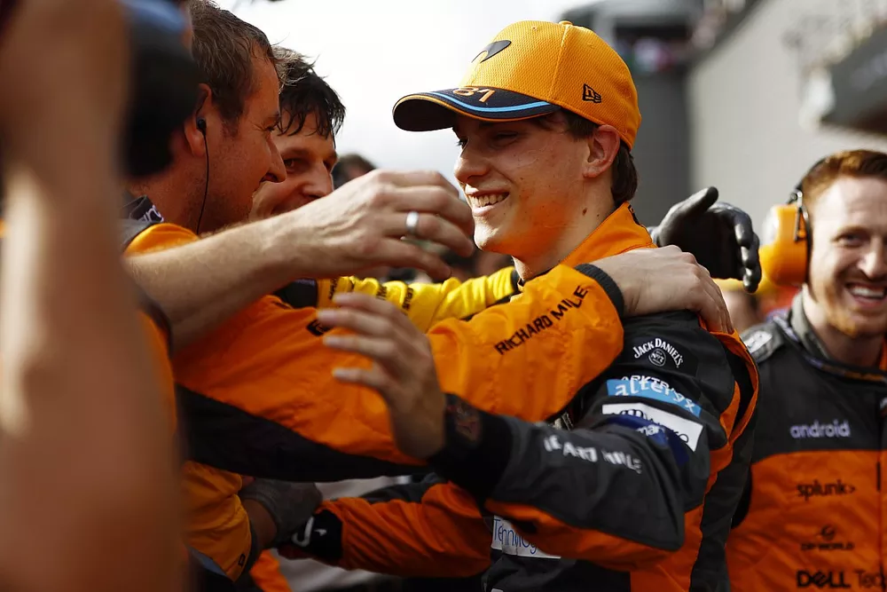 Oscar Piastri, McLaren, f&ecirc;te sa deuxi&egrave;me place avec son &eacute;quipe