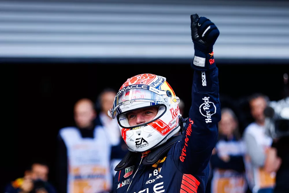 El hombre de la pole Max Verstappen, Red Bull Racing, celebra a su llegada al Parc Ferme