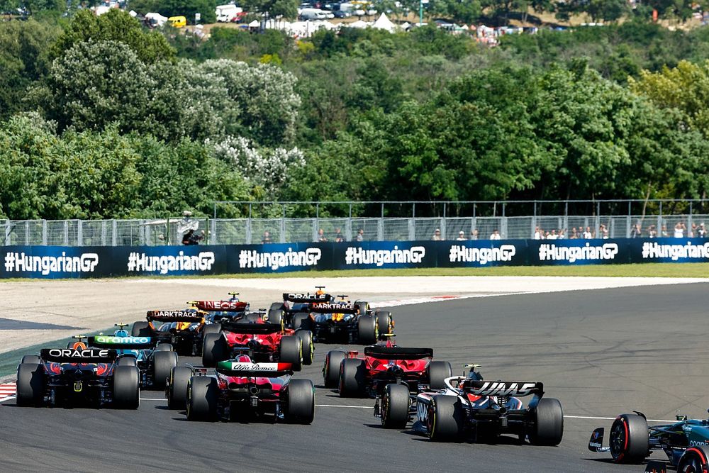 Max Verstappen, Red Bull Racing RB19, Lewis Hamilton, Mercedes F1 W14, Lando Norris, McLaren MCL60, Oscar Piastri, McLaren MCL60, el resto de la parrilla en la salida.