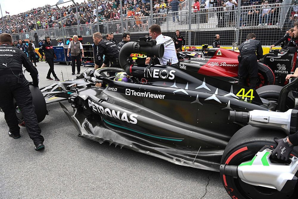 Lewis Hamilton, Mercedes F1 W14, arrives on the grid