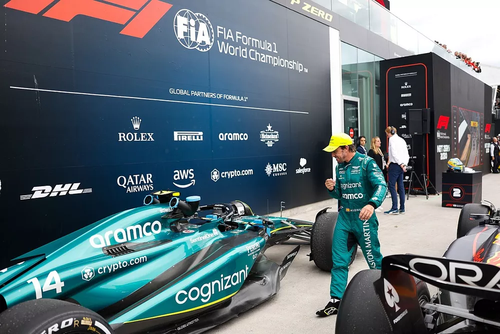Fernando Alonso, Aston Martin F1 Team, 2&ordf; posici&oacute;n, en Parc Ferme