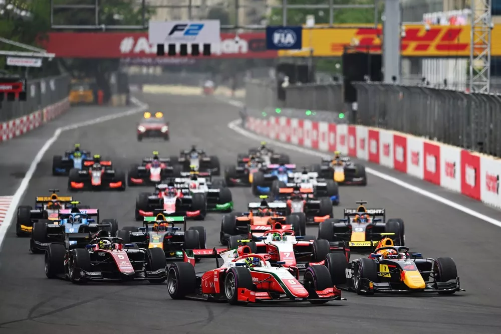 Oliver Bearman, da Prema Racing, lidera Enzo Fittipaldi, da Rodin Carlin, seguido por Theo Pourchaire, da ART Grand Prix, no in&iacute;cio da corrida