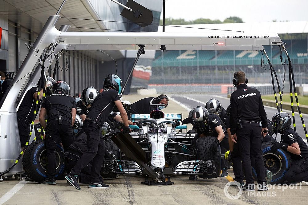 Lewis Hamilton ai box in una Mercedes W09 