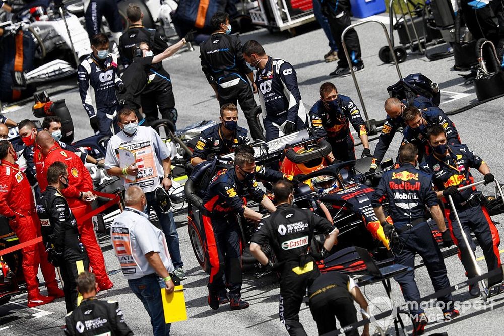 Max Verstappen, Red Bull Racing RB16, arrives on the grid