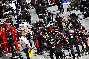 A Red Bullok a Mercedest üldözik, de fél szemmel a többiekre is figyelnek
