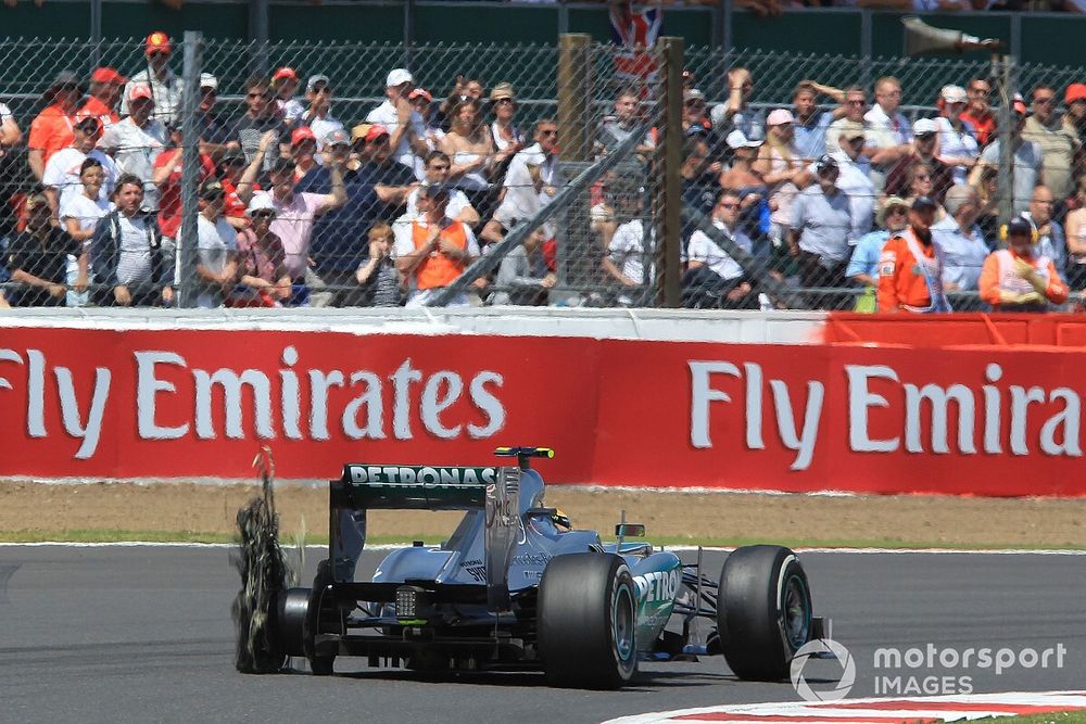 Lewis Hamilton, Mercedes W04 suffers a puncture