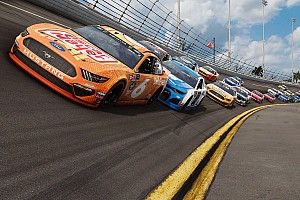 Coureurs en simracers strijden in NASCAR Heat All-star race