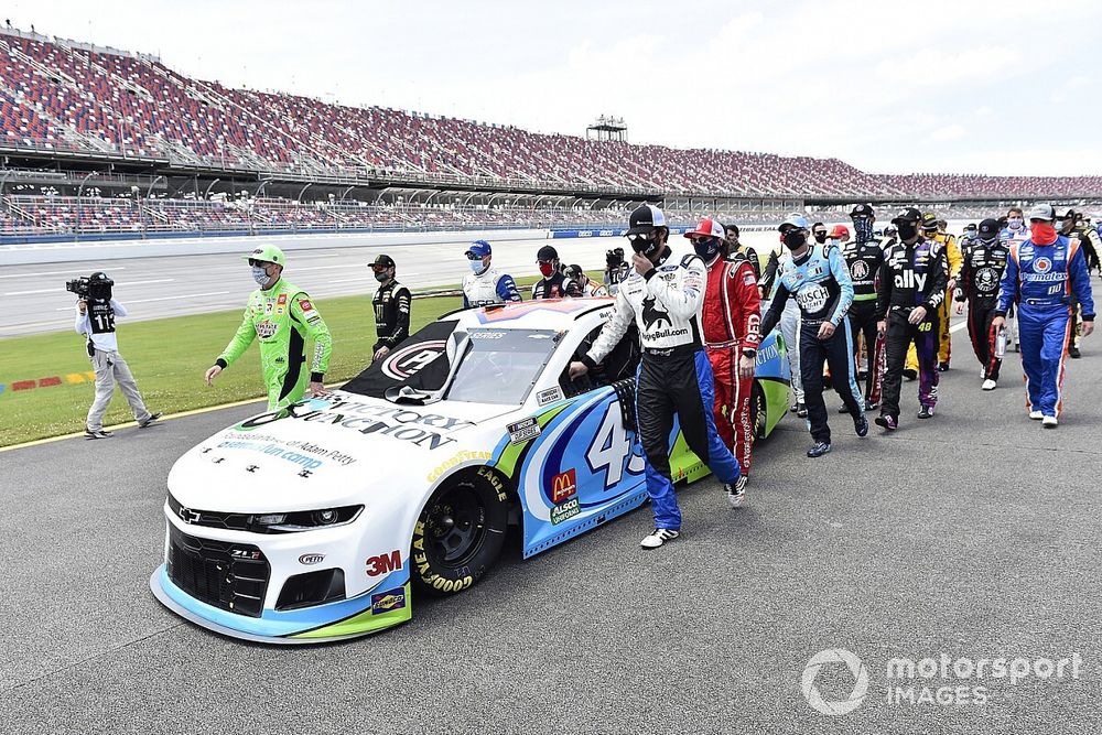 Darrell Wallace Jr., Richard Petty Motorsports, Chevrolet Camaro Victory Junction and Jimmie Johnson, Hendrick Motorsports, Chevrolet Camaro Ally