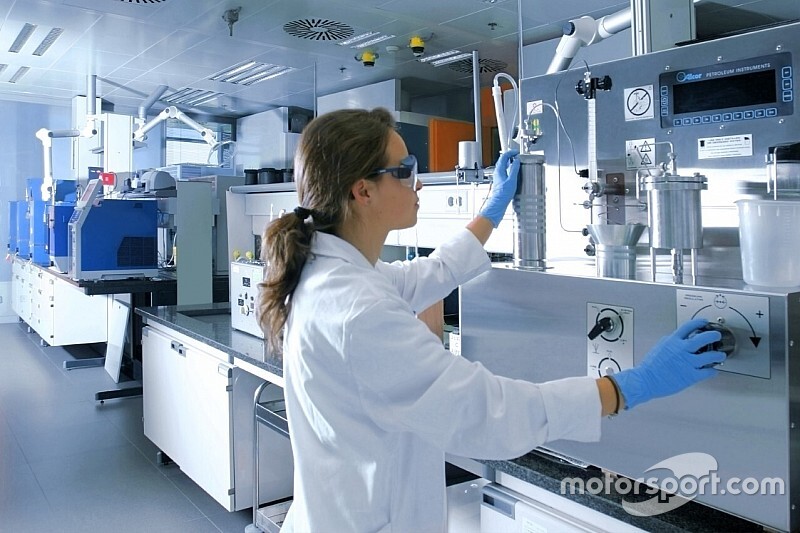 Repsol cambia los lubricantes de competición por gel hidroalcohólico