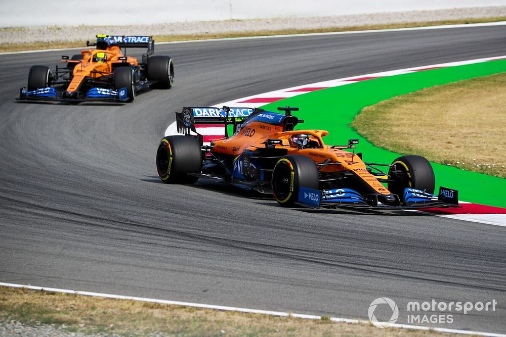 Carlos Sainz Jr., McLaren MCL35 en Lando Norris, McLaren MCL35 