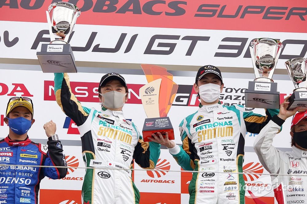 高橋一穂オーナーの想いに応えたい……2号車ロータスの加藤寛規、今季初勝利に感極まる