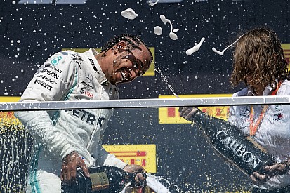Így ünnepelte Hamilton a győzelmét Kanadában: Vettel nem volt boldog