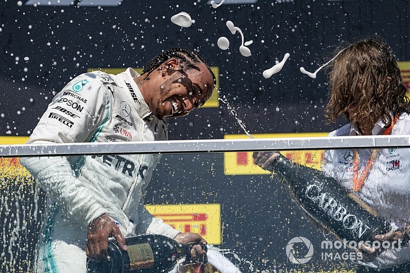 Így ünnepelte Hamilton a győzelmét Kanadában: Vettel nem volt boldog