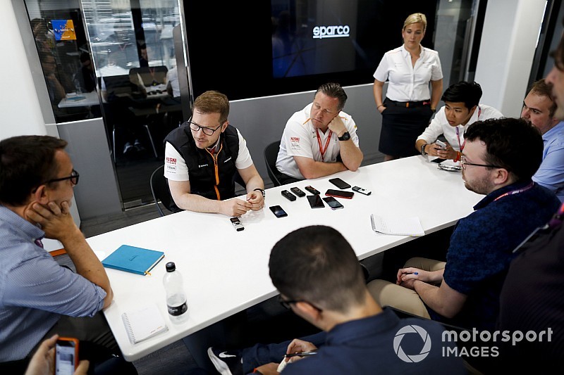 A McLaren csúsztatja IndyCarba való beszállását
