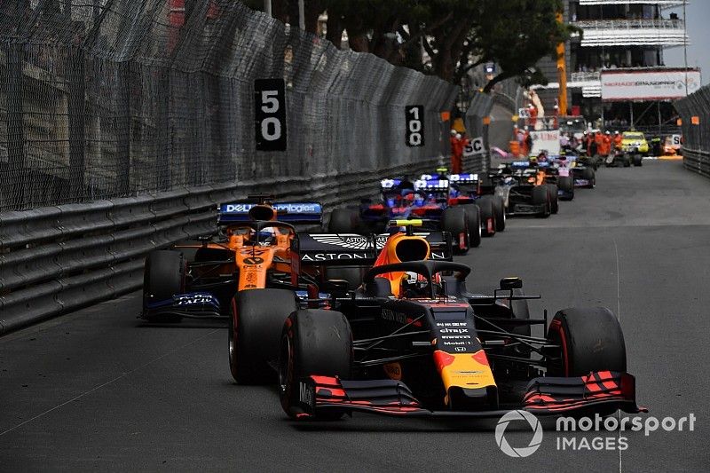 Pierre Gasly, Red Bull Racing RB15, leads Carlos Sainz Jr., McLaren MCL34, Daniil Kvyat, Toro Rosso STR14, and Alexander Albon, Toro Rosso STR14