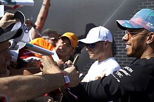 Hamilton igyekszik elviccelni a Bottas-kérdést