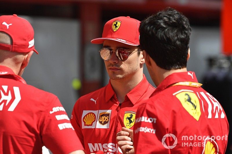 Charles Leclerc, Ferrari habla con Jock Clear, Ferrari en el pit lane