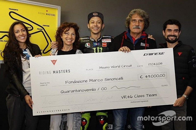 Kate Fretti, Rossella Simoncelli, Valentino Rossi e Paolo Simoncelli, con l'assegno con il ricavato dell'asta