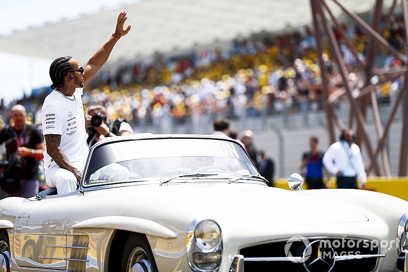 Este ismét ÉLŐ F1-ES műsor: Hamilton legyőzhetetlen, megállíthatatlan, a Ferrari még mindig szenved