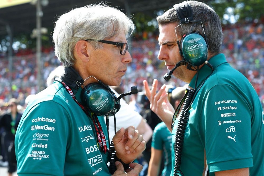 Mike Krack, representante de Aston Martin F1 Team hbla con Chris Cronin, ingeniero jefe del equipo