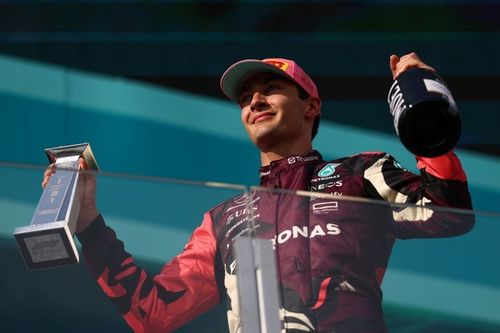 F1: Russell lamenta situação atual de Hamilton na Ferrari
